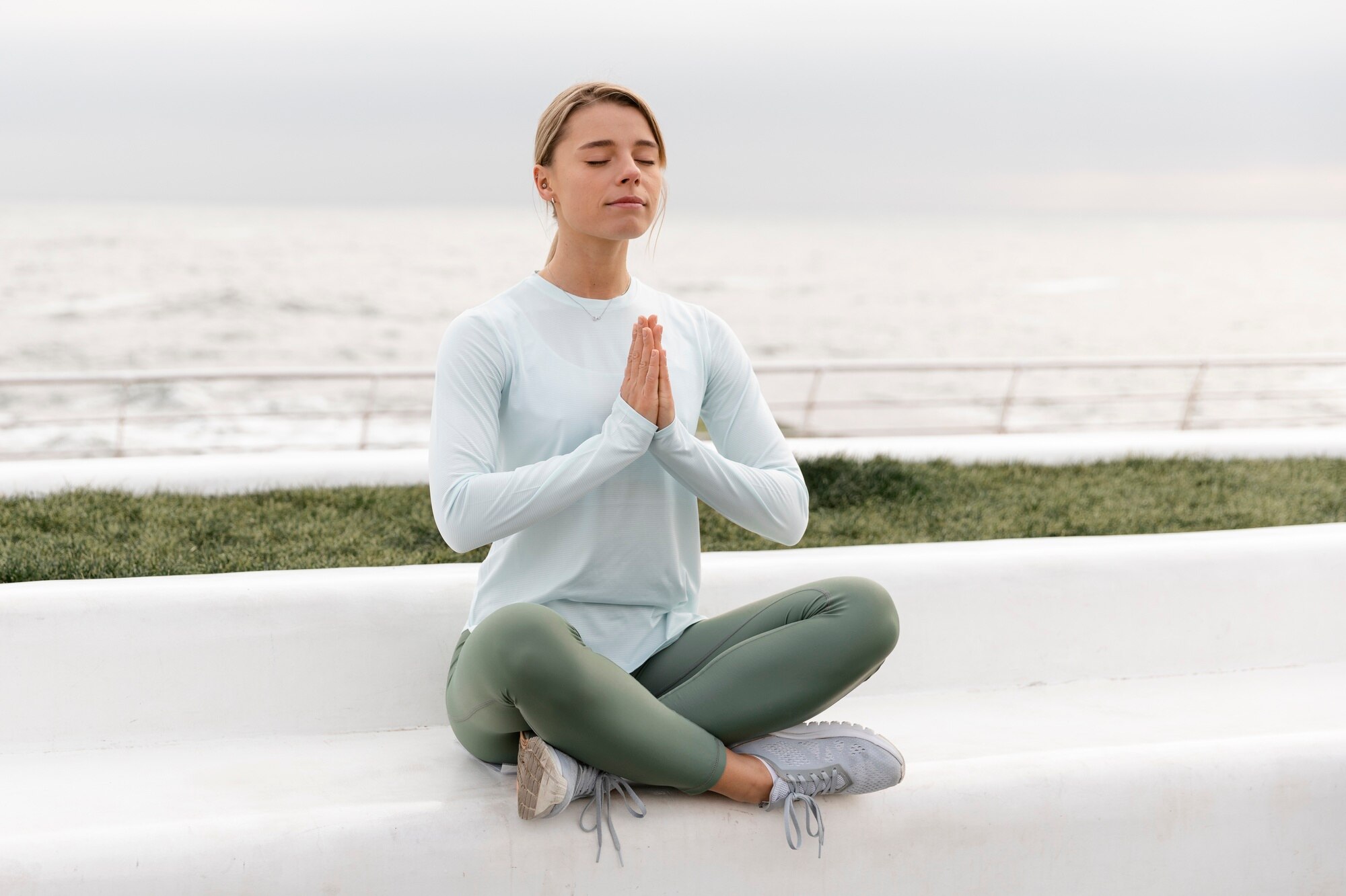 Persona meditando/estirando